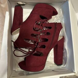 NIB Bar 3 velvet wine block heels